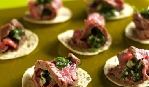 Tapita de roast beef y chimichurri de menta