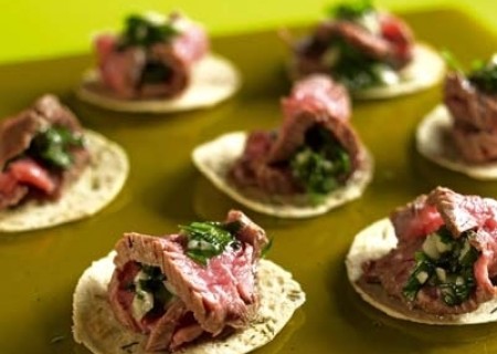 Tapita de roast beef y chimichurri de menta