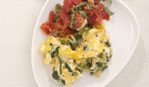 Huevos revueltos con pesto de tomate