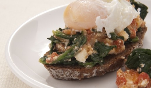 Huevos a la florentina con salsa de tomate