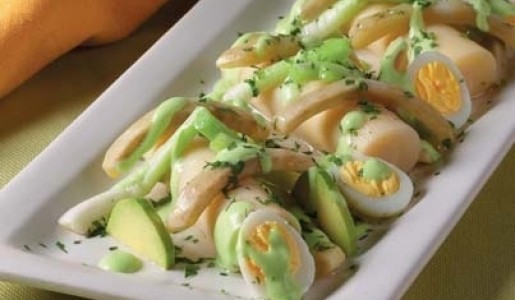 Palmito con salsa de palta y alcachofas