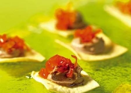 Paté de pollo con hilos de ají confitado