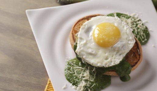 Tostadas con puré de espinaca