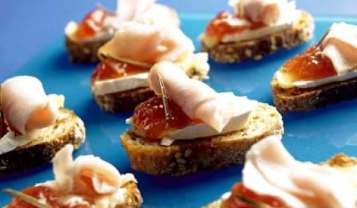 Tostadas con hierbas, higo confitado y jamón