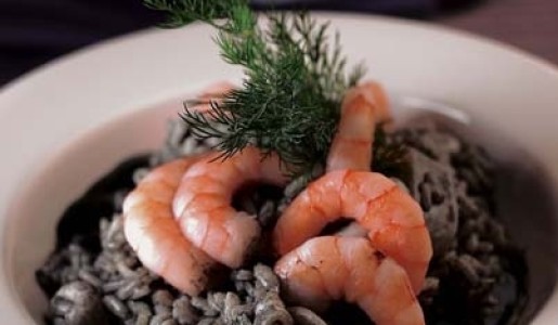 Risotto negro de calamares y langostinos a la parrilla