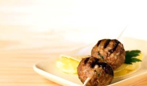 Hamburguesas de carne y trigo en brochetas, con tortillas rellenas de queso