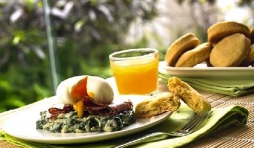 Scones con huevos escalfados y pastrami