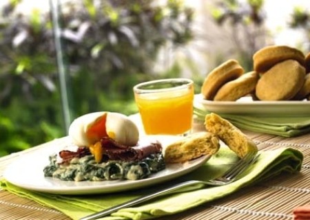 Scones con huevos escalfados y pastrami