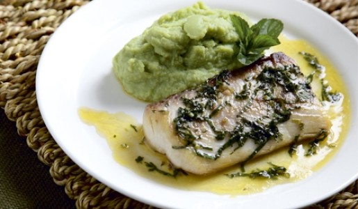 Pescado en salsa de limón y hierbabuena