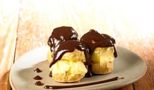 Profiteroles rellenos de helado