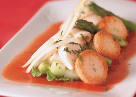 Crema fría de tomate con pescado