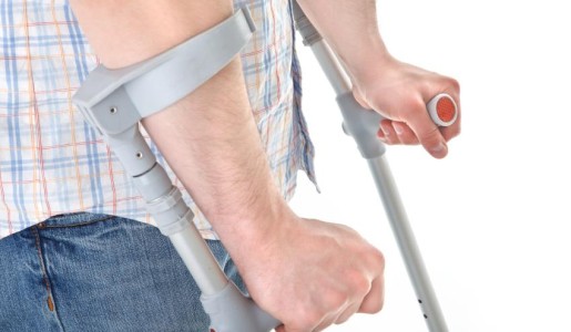 Cómo caminar con muletas