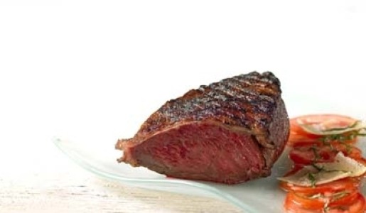 Picaña en costra de especias con carpaccio de tomate