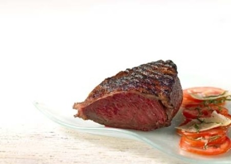 Picaña en costra de especias con carpaccio de tomate