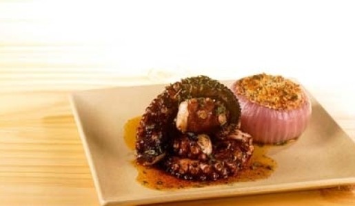 Pulpo emparrillado a la gallega y cebollas rellenas