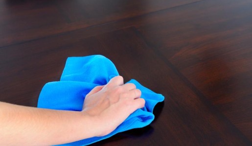 Cómo quitar manchas de aceite en muebles