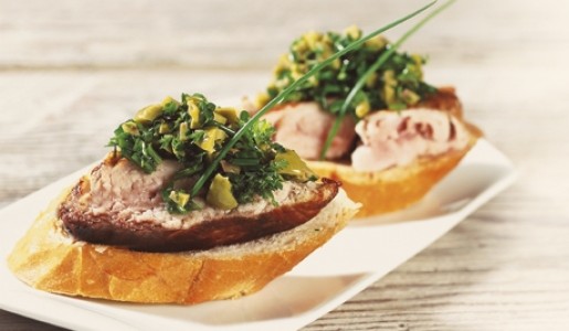 Tostadas de bonito y salsa verde