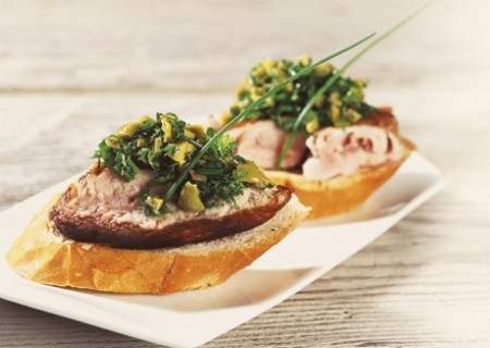 Tostadas de bonito y salsa verde