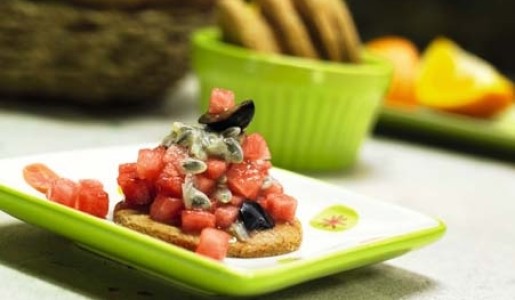 Frutas frescas en galletas de granola