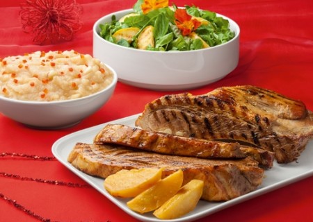 Costillas de cerdo con salsa de naranja, puré de manzana y membrillos confitados