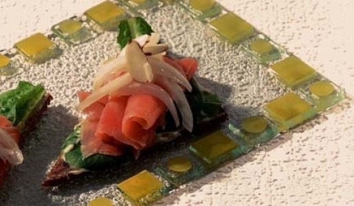 Salmón en pan negro