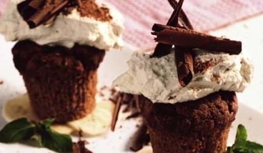 Muffins de chocolate con chantilly al café