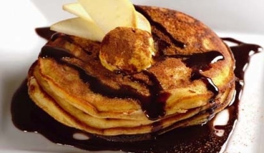 Panqueques de manzana en salsa de chocolate