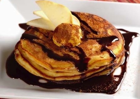 Panqueques de manzana en salsa de chocolate