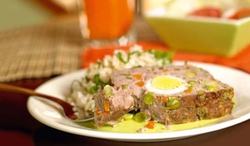 Molde de carne y pasas con arroz de espinaca