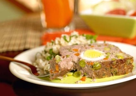 Molde de carne y pasas con arroz de espinaca