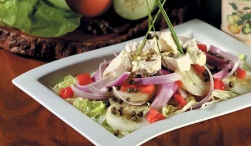 Ensalada gitana con pechuga de gallina