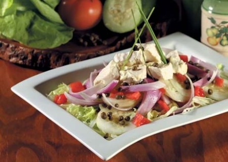 Ensalada gitana con pechuga de gallina