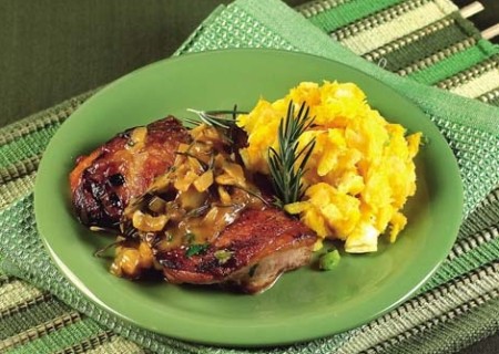 Pollo a la crema de naranja con puré rústico de yuca