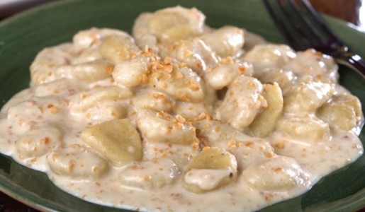 Ñoquis en salsa de nueces