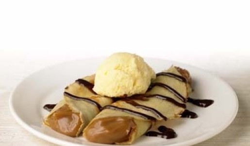 Panqueques rellenos con manjarblanco de mango