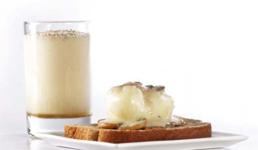 Tostadas con huevo poché y batido de guanábana