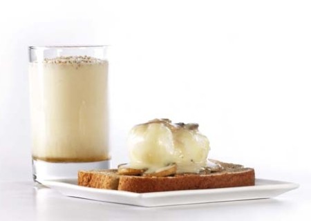 Tostadas con huevo poché y batido de guanábana