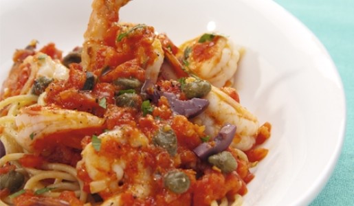 Pasta integral con tomate y langostinos