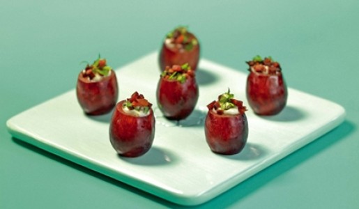 Uvas gigantes con queso y nube de tocino