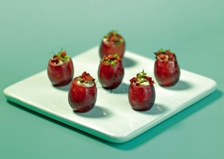 Uvas gigantes con queso y nube de tocino