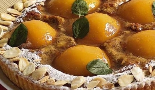 Tarta de almendras con duraznos