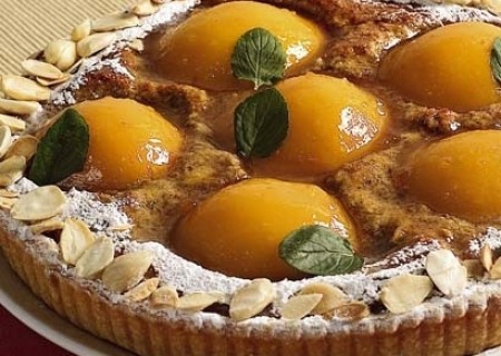 Tarta de almendras con duraznos
