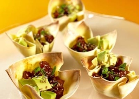 Tartare de atún en copitas de wantán