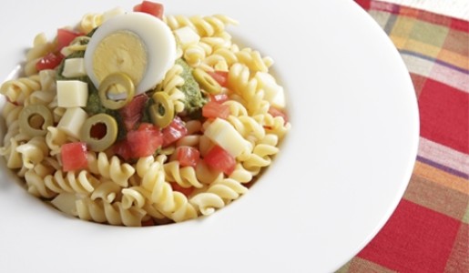 Ensalada de fideos con pesto
