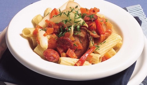 Rigatoni con chorizo y tomate