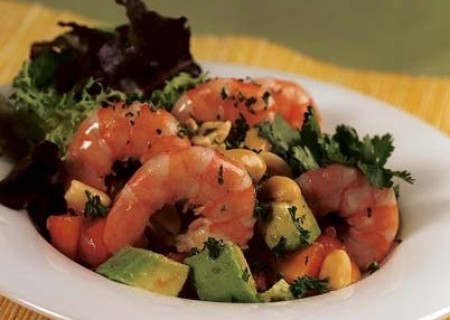 Ensalada de palta, mango y langostinos