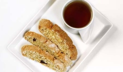 Biscotti de almendras y granola con té verde