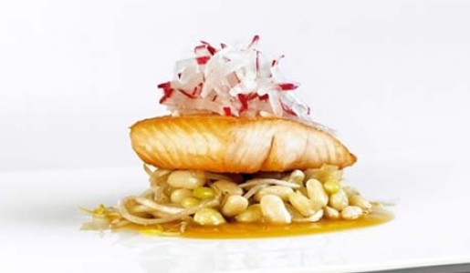 Trucha y frejolitos con rabanito y salsa agridulce