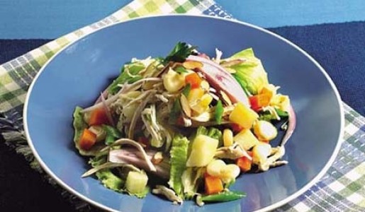 Salpicón de pollo con almendras