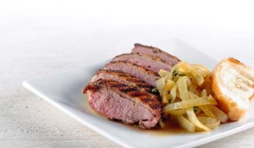 Magret de pato al pisco ciruelo y jalea de cebolla